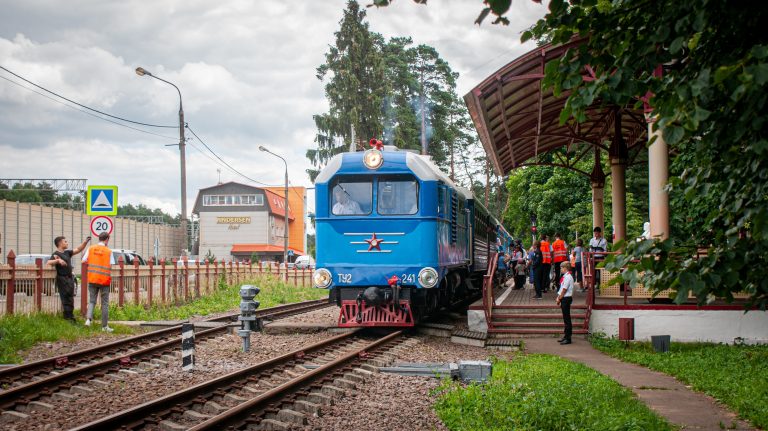 ТУ2-241 с поездом